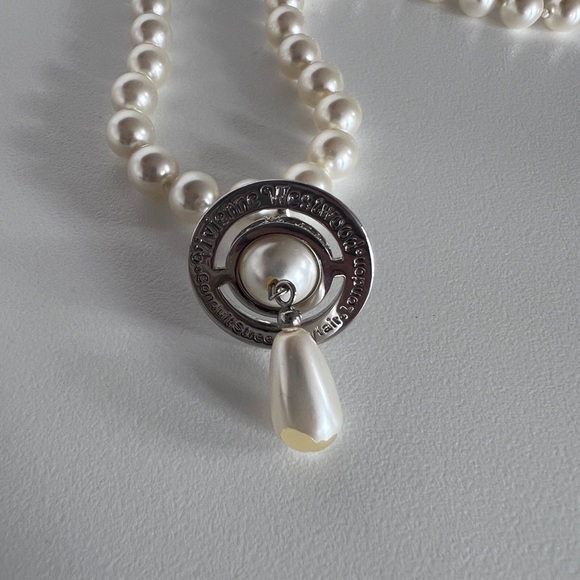 *SOLD* AUTH Vivienne Westwood One Row Pearl Choker - Picture 6 of 6
